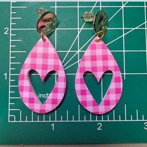pink plaid heart drop earrings 💕